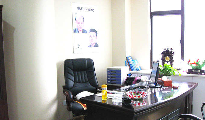 重慶做假發(fā)到哪里好？選擇唐風采快速解決頭發(fā)稀疏！