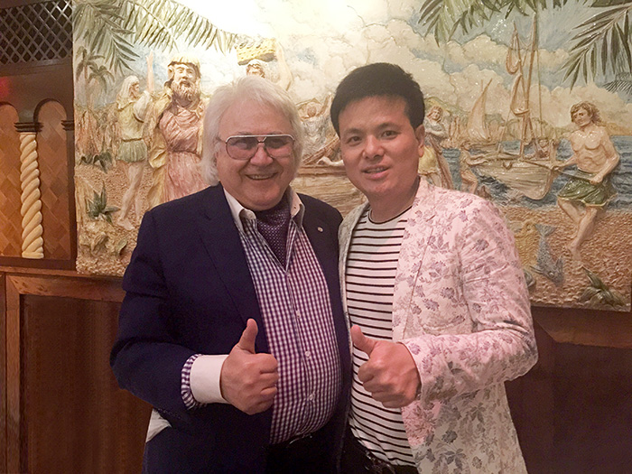 唐風(fēng)采總經(jīng)理唐利民先生與OMC主席合影 唐風(fēng)采創(chuàng)始人-唐風(fēng)采總經(jīng)理唐利民先生與OMC主席合影