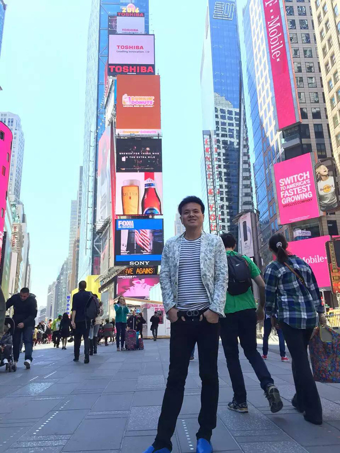 唐風(fēng)采創(chuàng)始人唐利民先生 唐風(fēng)采創(chuàng)始人-唐風(fēng)采總經(jīng)理唐利民先生與OMC主席合影