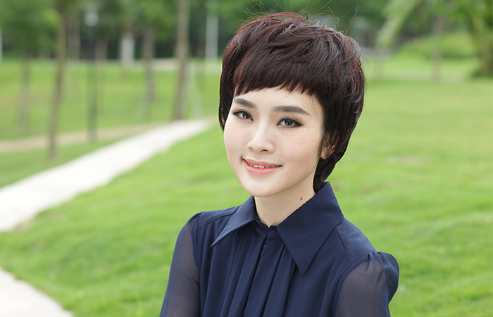 風吹秀發(fā)滿街刮，路人其伸拇指夸