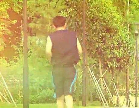 跳遠運動員頭發(fā)脫落影響成績，看看這脫發(fā)中的熊孩子！