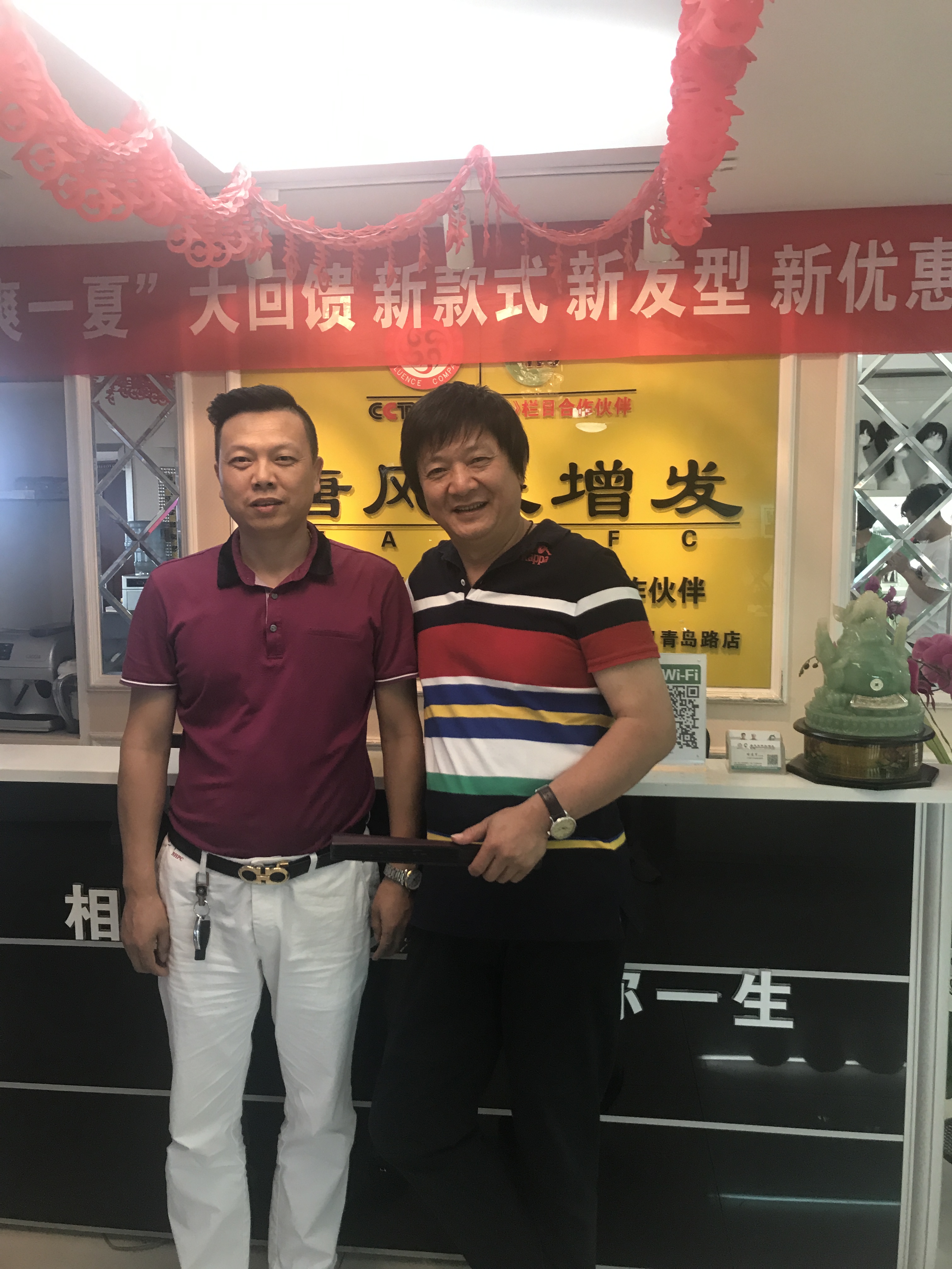 武漢唐風(fēng)采假發(fā)喜迎央視春晚小品《招聘》主演周錦堂先生