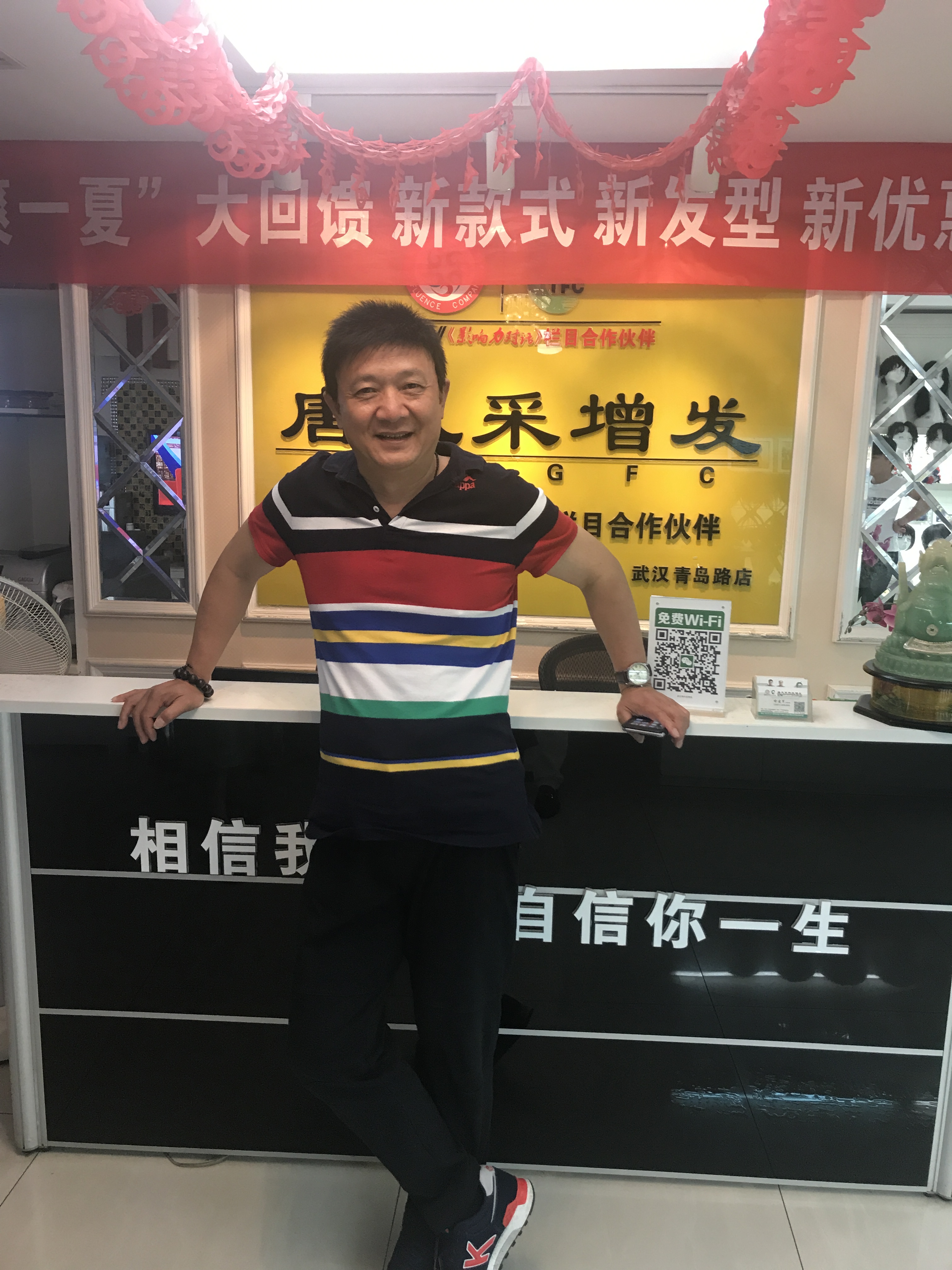 武漢唐風(fēng)采假發(fā)喜迎央視春晚小品《招聘》主演周錦堂先生